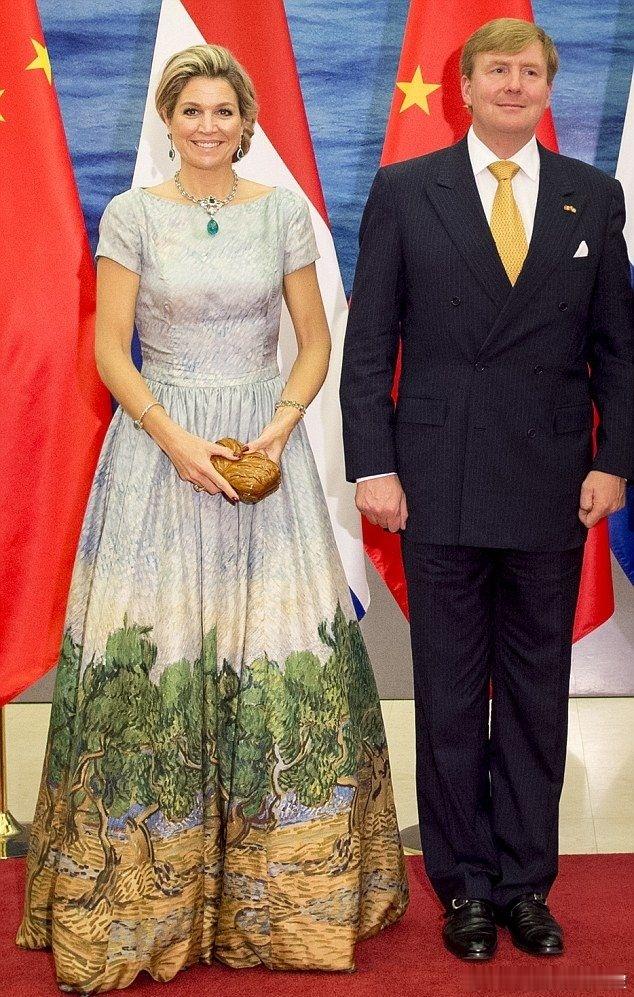 翻看回顾2015年荷兰国事访问中国时，荷兰王后玛克西玛出席国宴的老照片，有长礼服