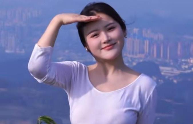 为什么穿金戴银的“名媛”总让人觉得疲乏，而素面朝天的她，却能惊艳时光？瞧这山村