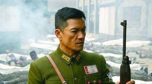 1943年12月3日，数千日军蜂拥冲入常德城，团长柴意新和仅存的五十多名守军，发