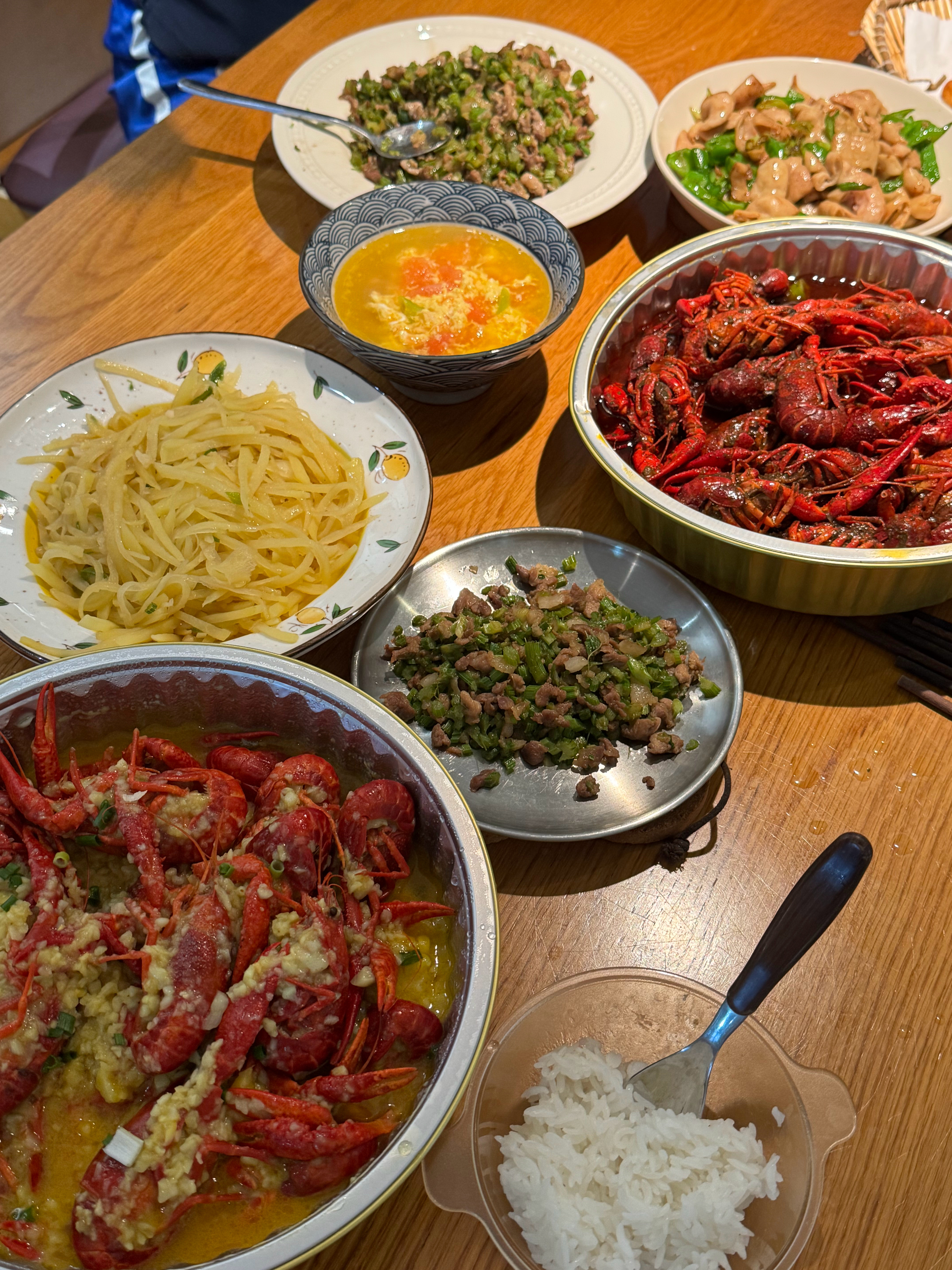 昨晚姐姐点了龙虾，双味，婆婆炒的菜，美美一餐。谁真的我婆婆太会做菜了，不是说花样