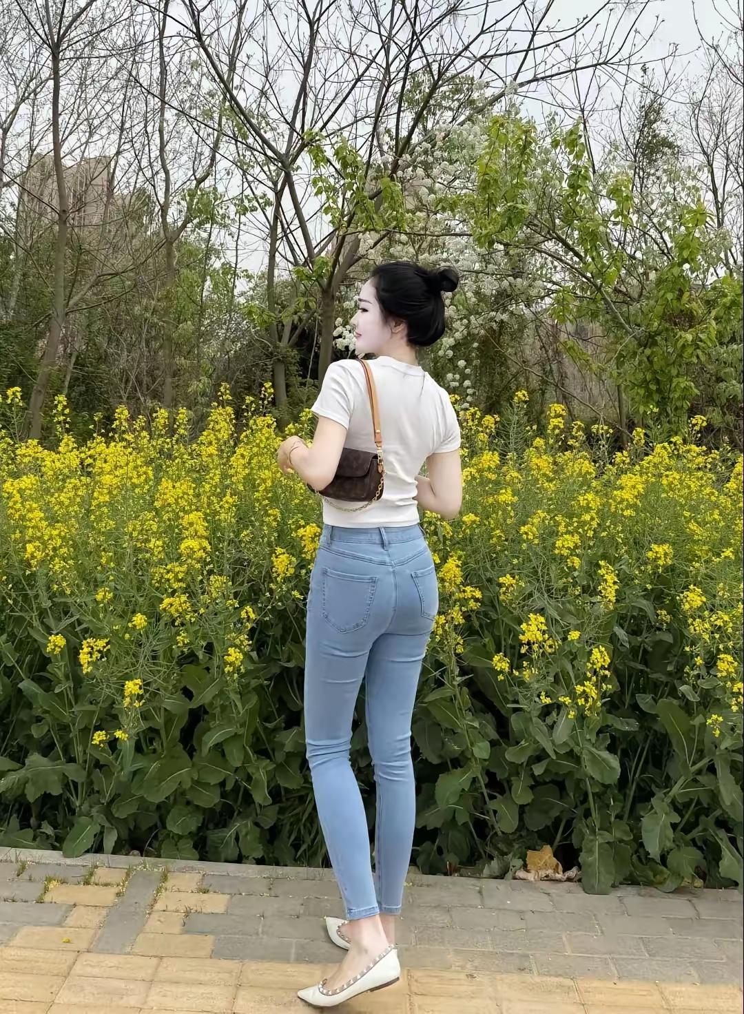当过兵的美女做这个动作，总感觉画面有点违和。