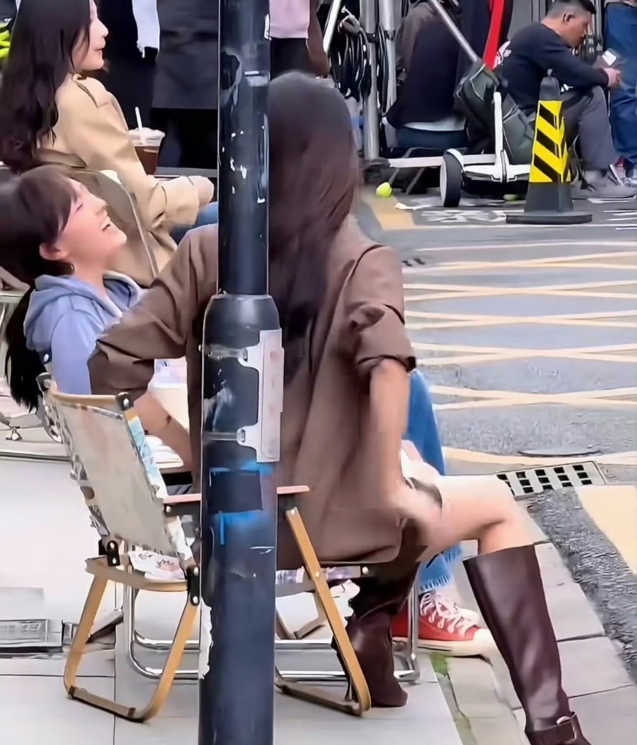 孙怡瘦到连皮靴都直往下掉内娱对女艺人的身材要求真的太变态了，孙怡170的身高90