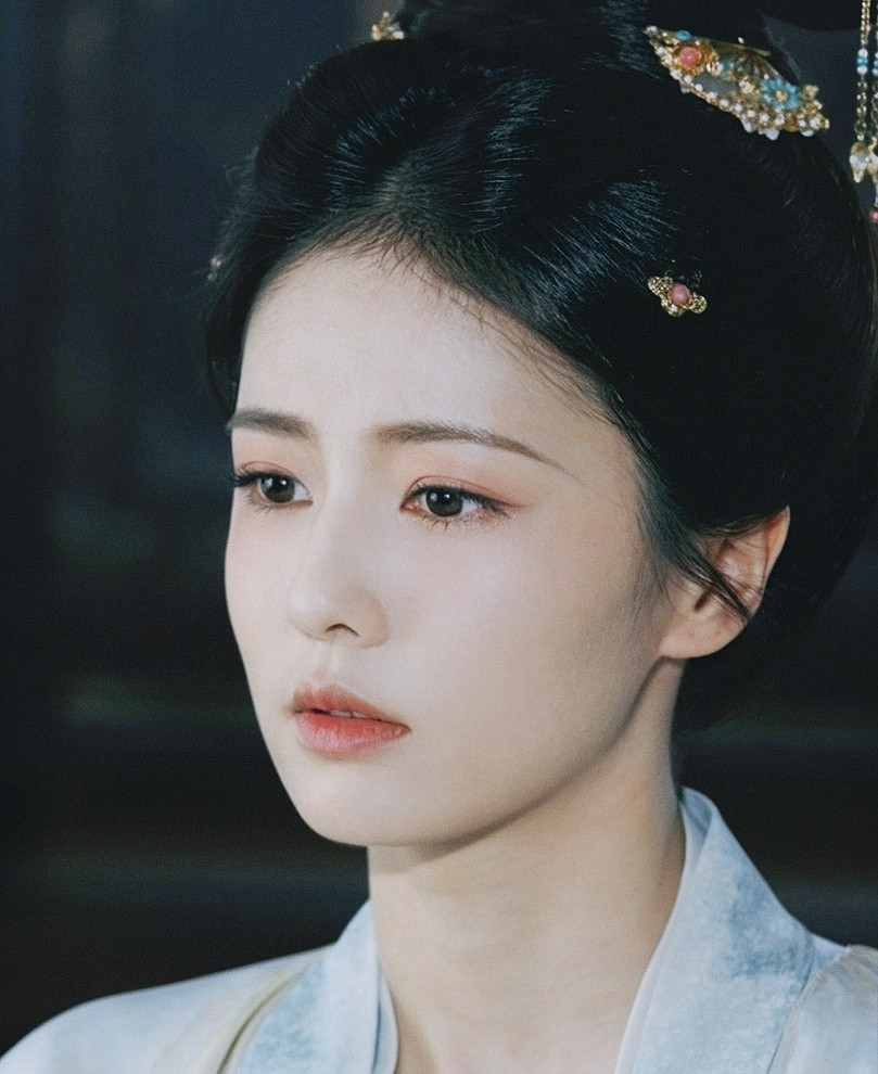 这条热搜明显在挑，两位女演员都非常优秀。纪录本就是用来不断突破超越的，愿每位登顶