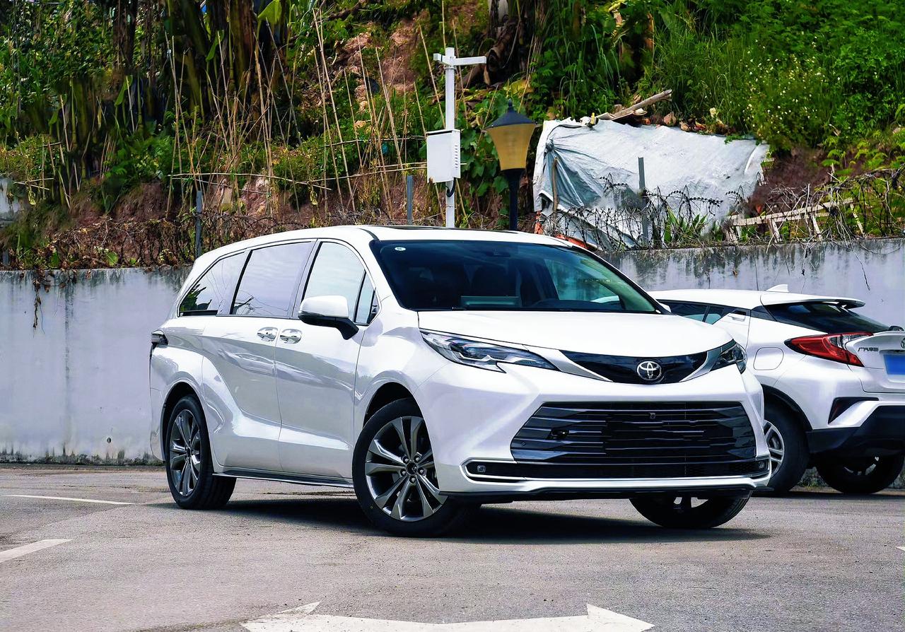 2027款广汽丰田赛那正式上市，入门级新增四驱可选指导价29.88万-39.3