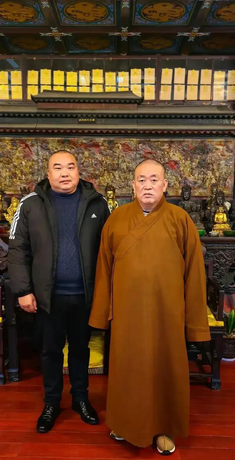 释永信的弟弟刘应彪在释永信没有出事前，让哥哥写了大量的字画放在他那里卖，这些字画