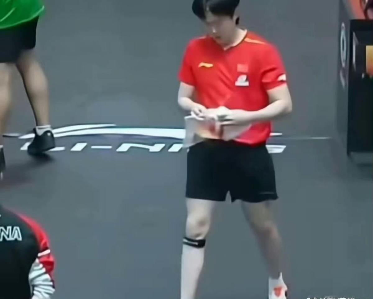 王楚钦在印度，连漱口都用生理盐水。不是矫情，是真把命攥在手里。队医拿个像手电