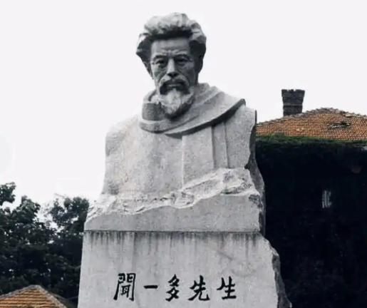 1946年，闻一多先生在云南遭到暗杀时，他的大儿子不顾危险冲上去，替父亲挡下了五