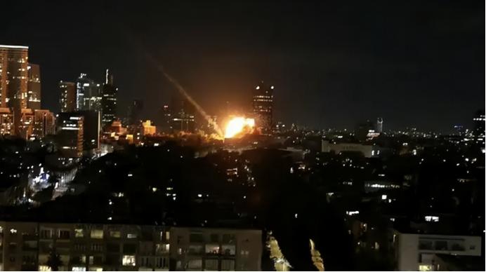 27座基地被炸，美民众要求特朗普下台，苑举正：中国赢得20年时间 中东冲突还