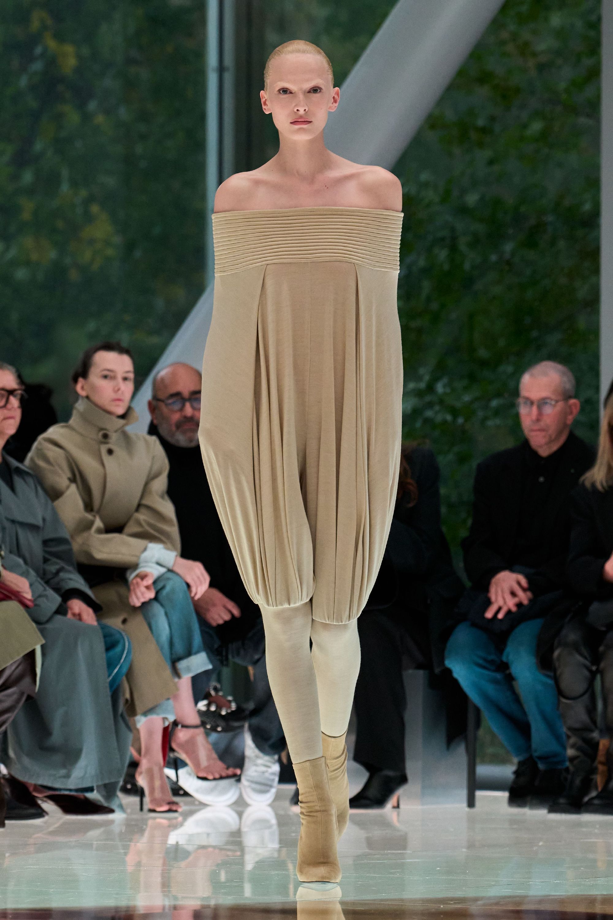 AlaïaWinter-Spring2026巴黎时装周秀场以全镜面装置打造