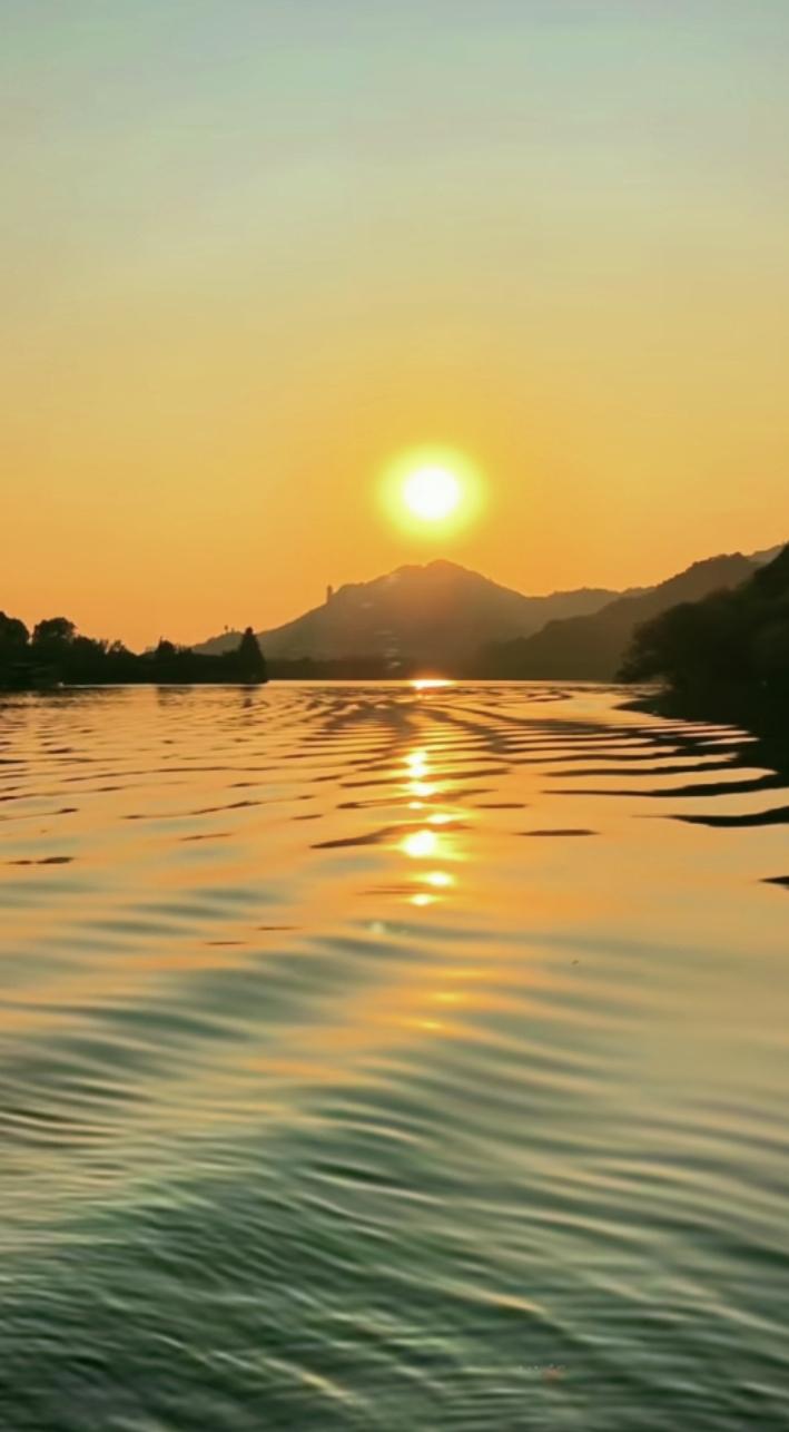 冬日生活打卡季冬日去杭州金沙湖公园，邂逅绝美的晚霞倒影，简直太浪漫！总占地面