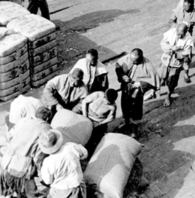 1943年，一铜匠被鬼子抓去搬弹药。机智的铜匠每次趁鬼子不注意，扛着弹药箱偷摸的