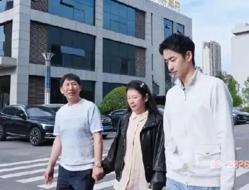 吴宜泽为报恩推掉了西安上百万的剪彩合同，第一站是跟着他爹，提着东西，规规矩矩站在