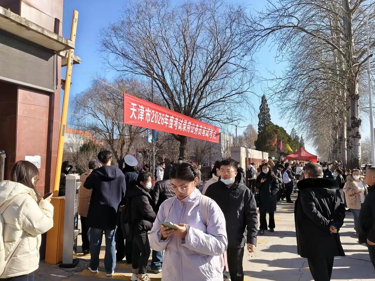 天津站昨晚的人山人海，真以为春运提前开挂了！凑近一听才惊掉下巴，24万考生浩