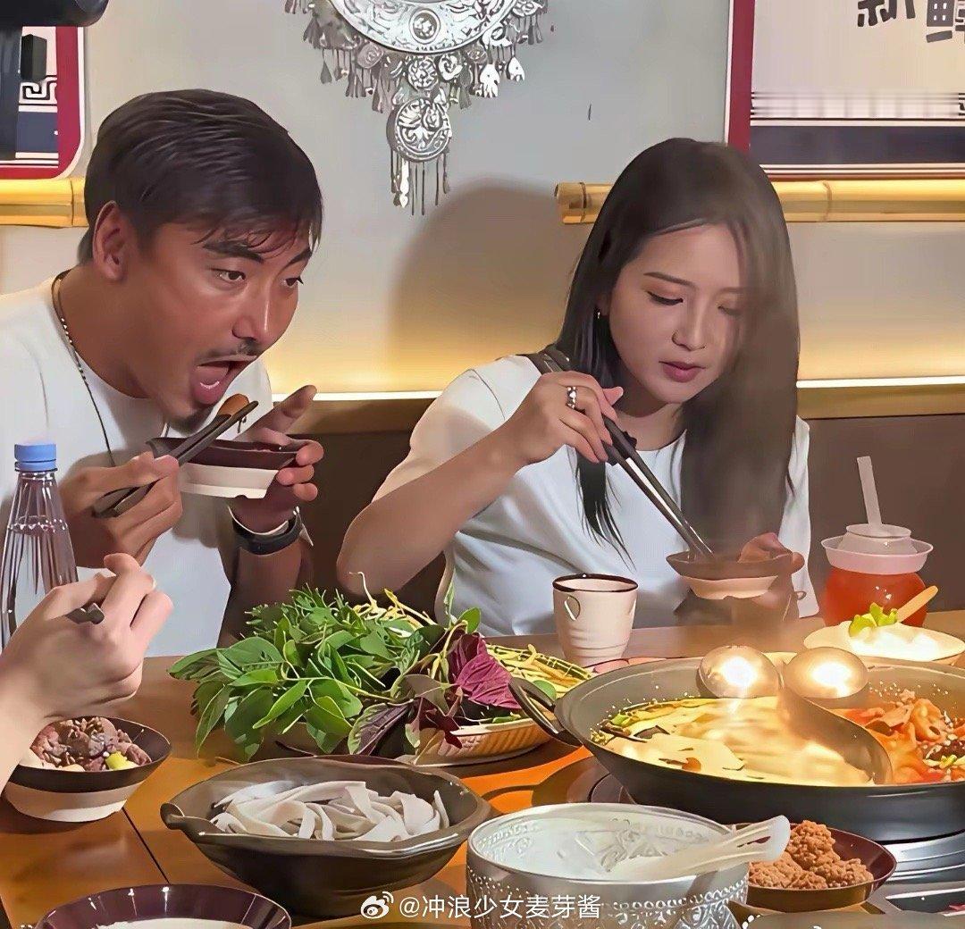 何洁和二婚老公刁磊吃饭被拍。