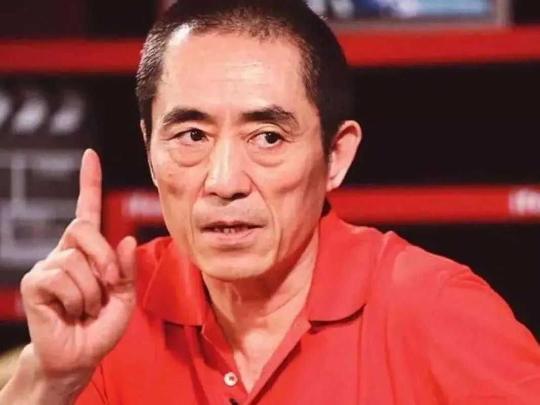 2008年，北京奥运开幕式上，张艺谋盯着镜头，发现中国队只有姚明一个人举着红旗在