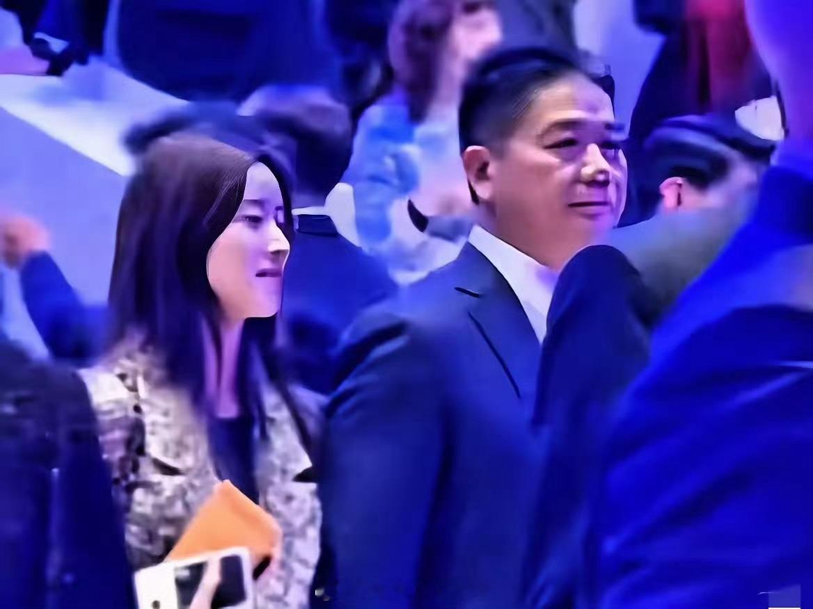 刘强东章泽天手牵手出席达沃斯年会看起来挺恩爱的