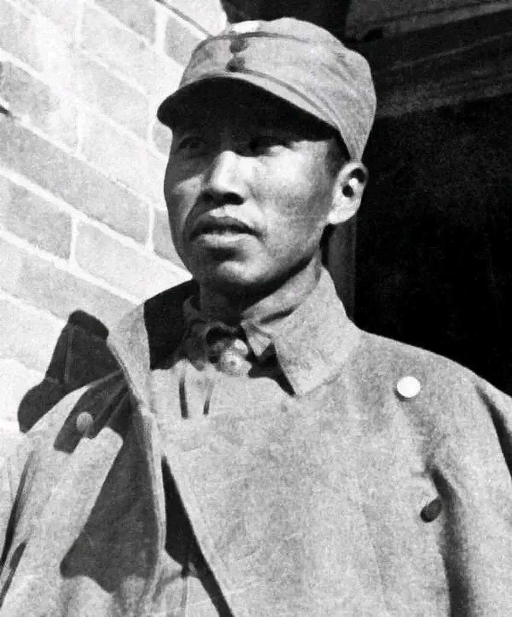 1944年10月23号，天阴，风硬，土路踩上去咯吱响。陈克倒下去的时候血没溅太