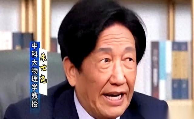 “中国永远都造不出来光刻机。”这话出自中国一位物理学教授之口。全场安静。他跟着