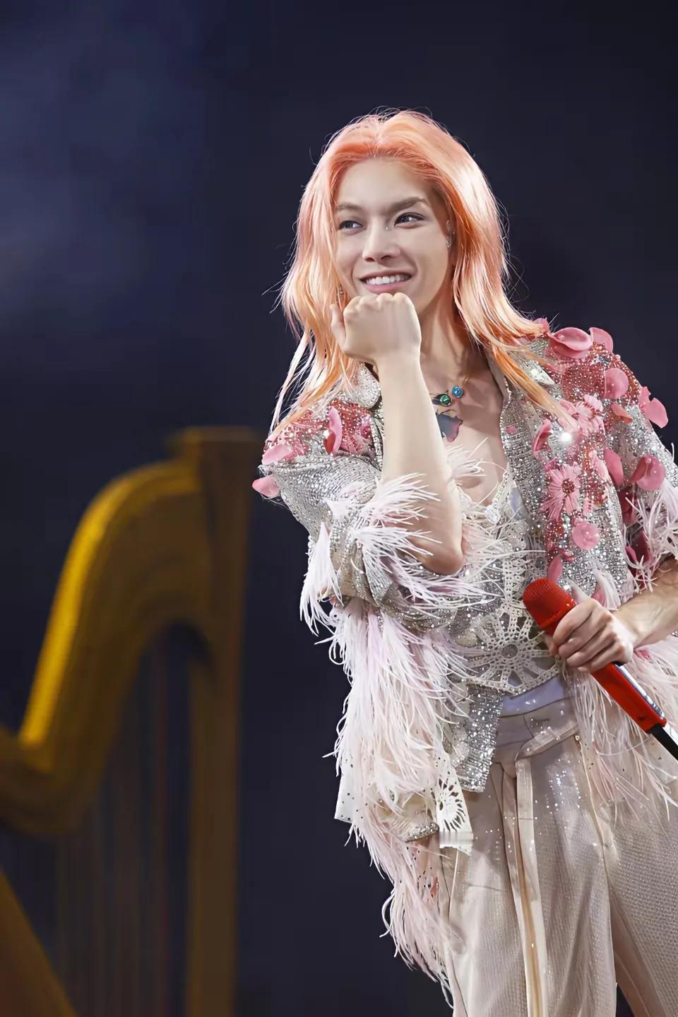 啥也别说了，比女人还女人。比女人还长得秀气妩媚。这华晨宇是想改反串路线了吗？