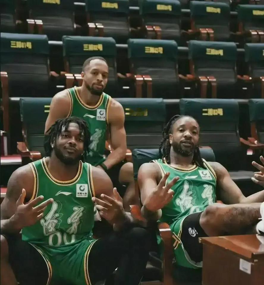 CBA马上开赛，外援这事真让人闹心。辽宁那俩外援，球迷吐槽得够多了。但现在