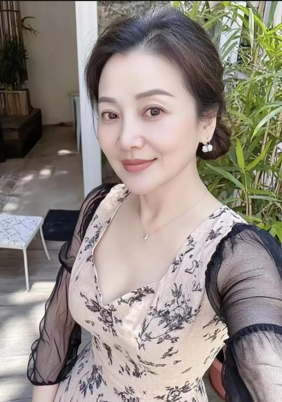 50岁张姐，离异多年，想找个老公，二婚的都行，没有特别的条件，就要35万彩礼