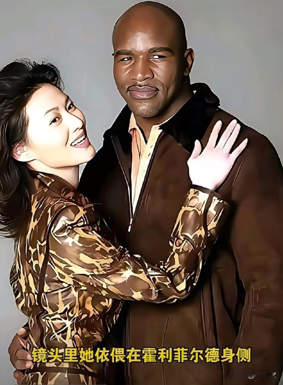 哈哈！这大照片原来挂在天津滨江道上她咋没咬霍利非尔德的耳朵？镜头里的她依