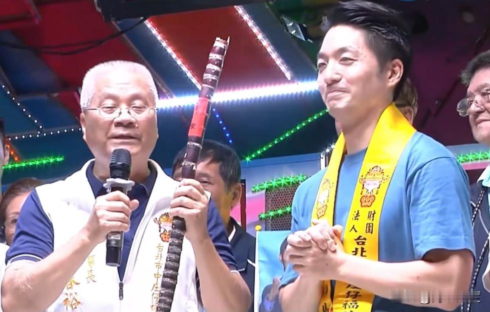 台北福德宫董事长、绿营大桩脚林裕春送沈伯洋少节短甘蔗，送蒋万安密结长甘蔗，耍尽心