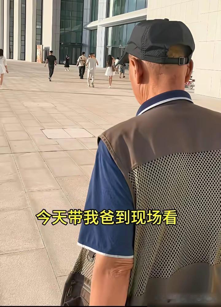 比前师父一点不次！陪老爸看最像前恩师郭德纲的原儿徒曹云金演出，老爷子乐到拍大腿，