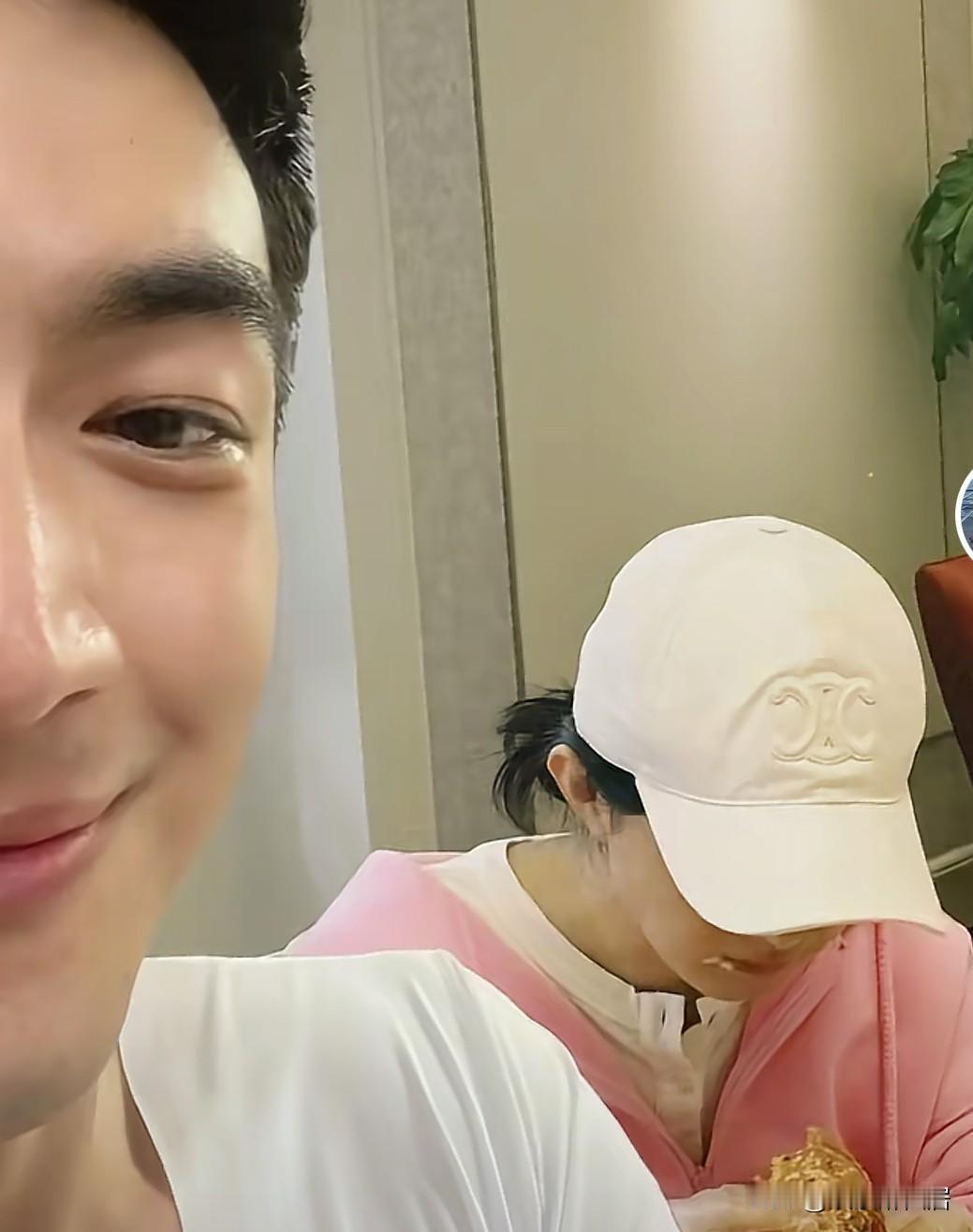 其实这两人挺般配的！！看照片很像情侣日常，赵丽颖i人一个林更新e人很互补，只是不