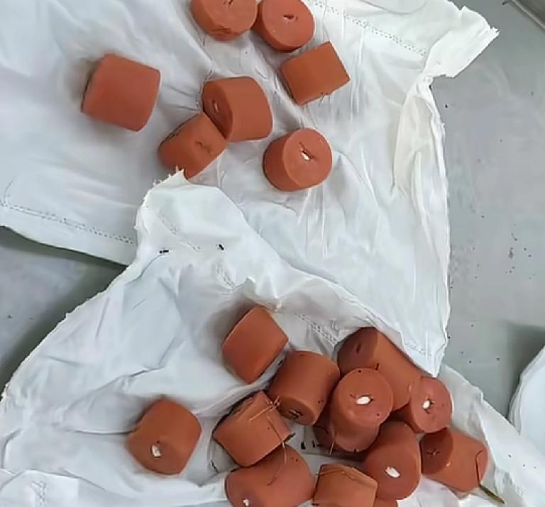 这到底是什么样心态的人才能做出的事情有人在陕西咸阳一公园内发现，地上经常会出现