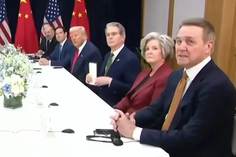 中美双方在韩国釜山进行会晤。现场照片显示,美方谈判桌上有7人,美国总统特朗普位于