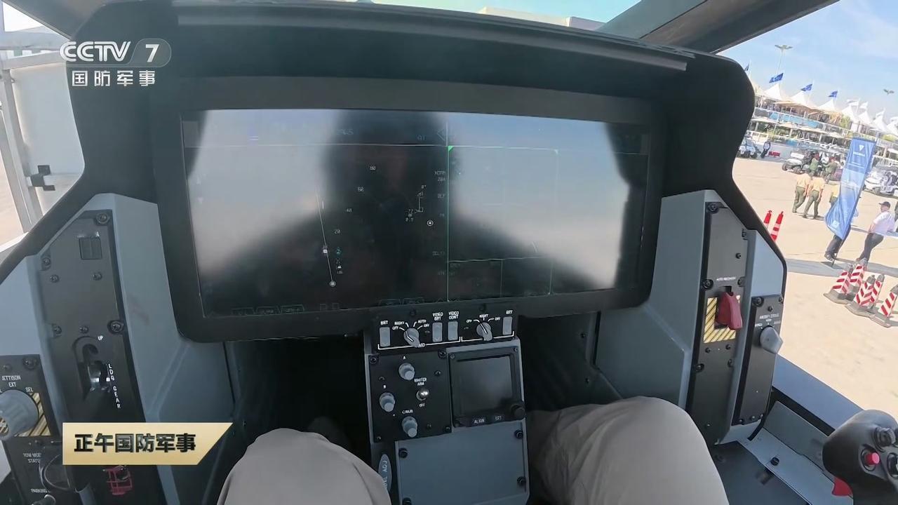 2025迪拜航展央视军事记者体验F-35A的1:1模型的座舱​​​