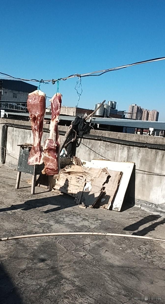 年底了，做了一年的装修工程，终于是闲下来了。正好抽空把腌的腊肉拿到楼顶晒一晒。来