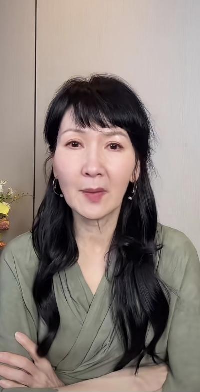 刷到《新白娘子传奇》小青饰演者的状态，一下不焦虑了，这才是70岁的正常状态啊！
