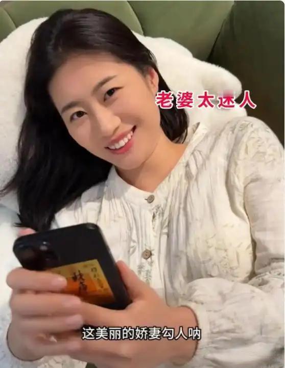 男子感慨自家老婆颜值太高，结婚六年仍心动不已！甘肃一男子在朋友圈感慨自己的老婆