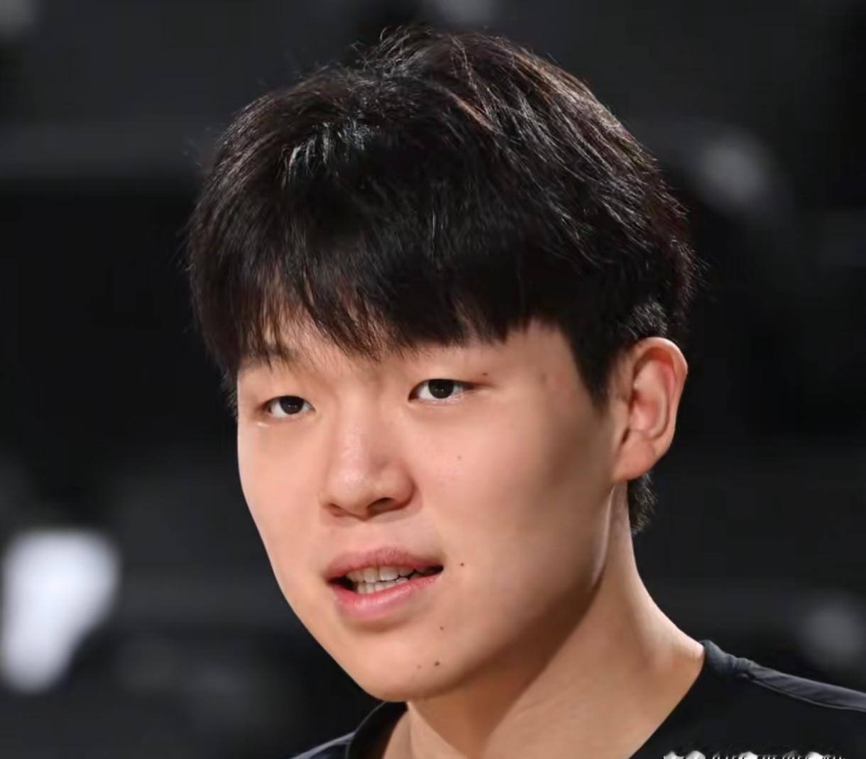 别再怪那个坐穿板凳的年轻人了。他的问题根本不是技术。杨瀚森三个月前场均打6.