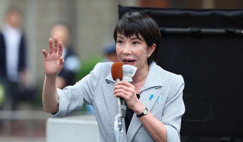 所有人都在等中国对日本出手，结果海关数据一公布，全都懵了。2025年11月，中国