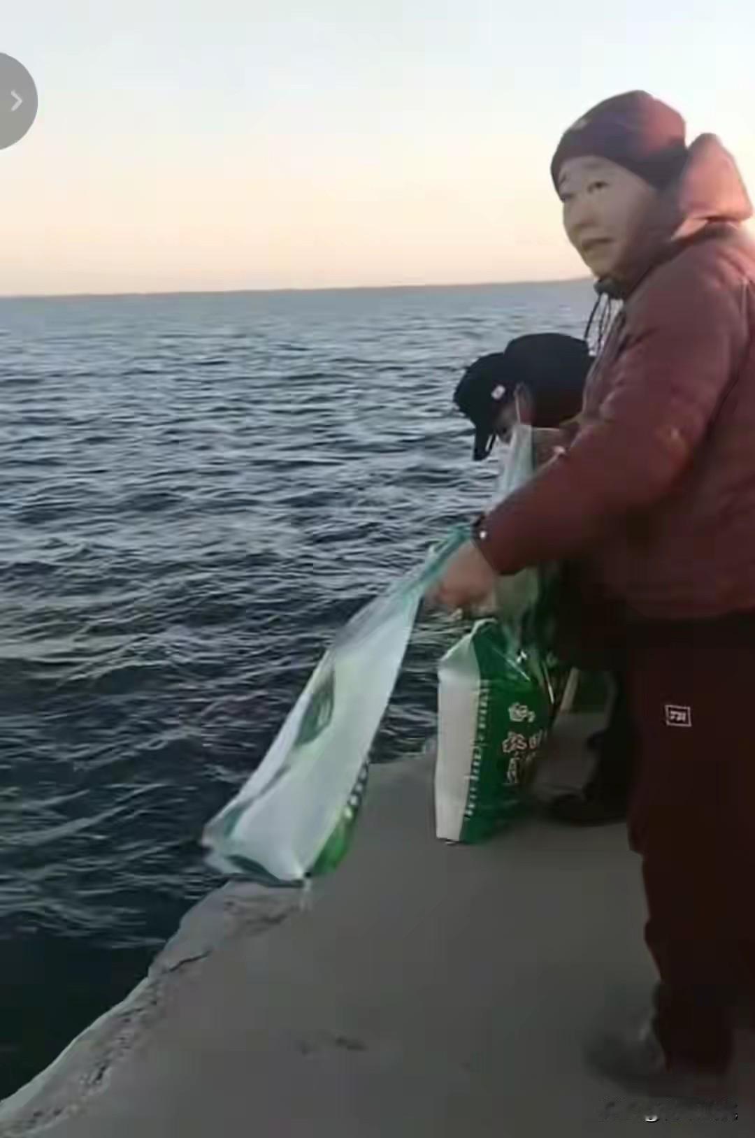 惊掉下巴！把大米倒入大海，叫“放生大米”，几位阿姨短短十几分钟就将十几包大米