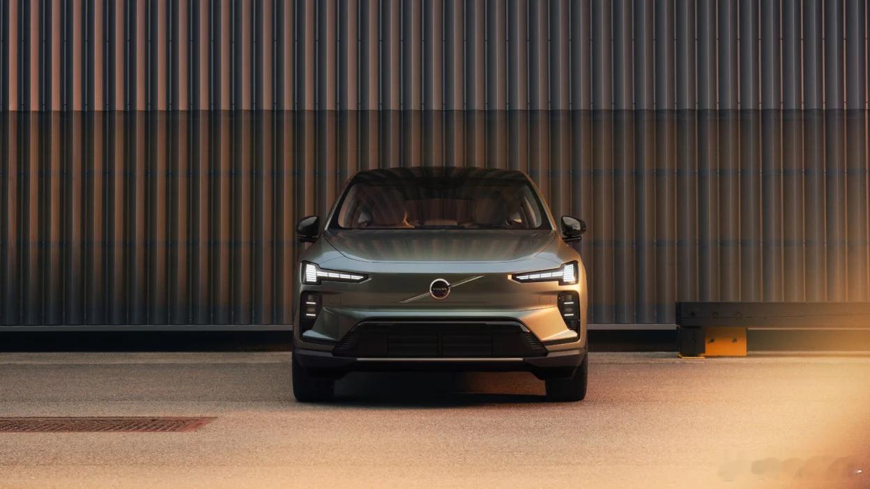 沃尔沃EX60这个姿态确实不错，这应该是目前沃尔沃得房率最高的车吧。越看越像极氪