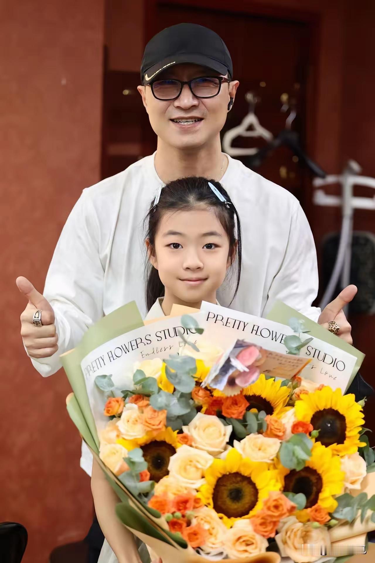 果然，汪峰也不例外，父母对优秀的孩子更容易偏爱。汪峰晒全家福的照片，不是聚会