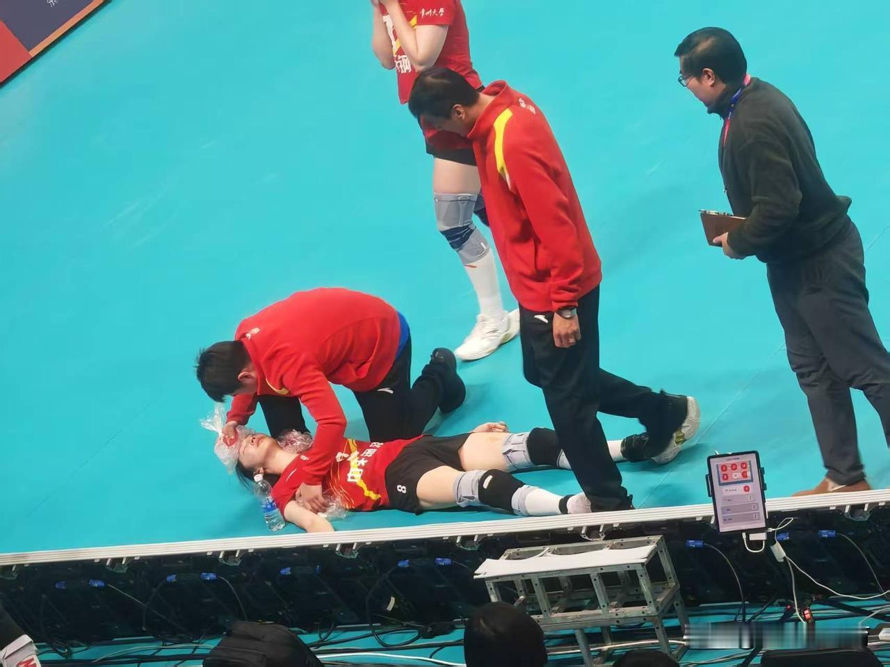 江苏女排3-1力克北京，江苏女排“一点攻”吴梦洁赛后晋级治疗。队长吴梦洁面对北京