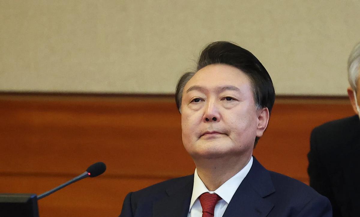 6旬老人穿内衣裤躺在地上拒捕，为了不出庭，尹锡悦也是拼了为了拒捕，尹锡悦也是拼