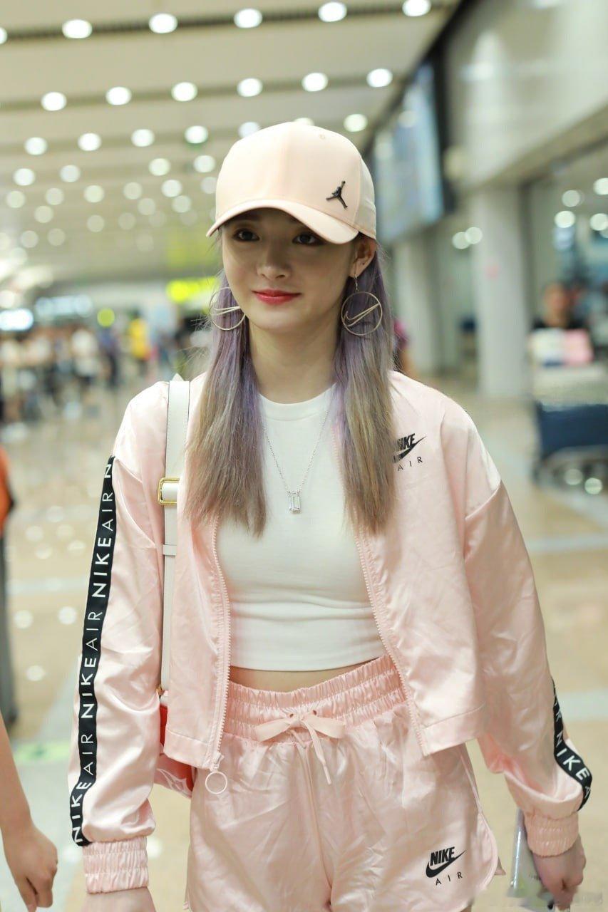 写真周洁琼机场路拍生图，超短裤美腿娇俏