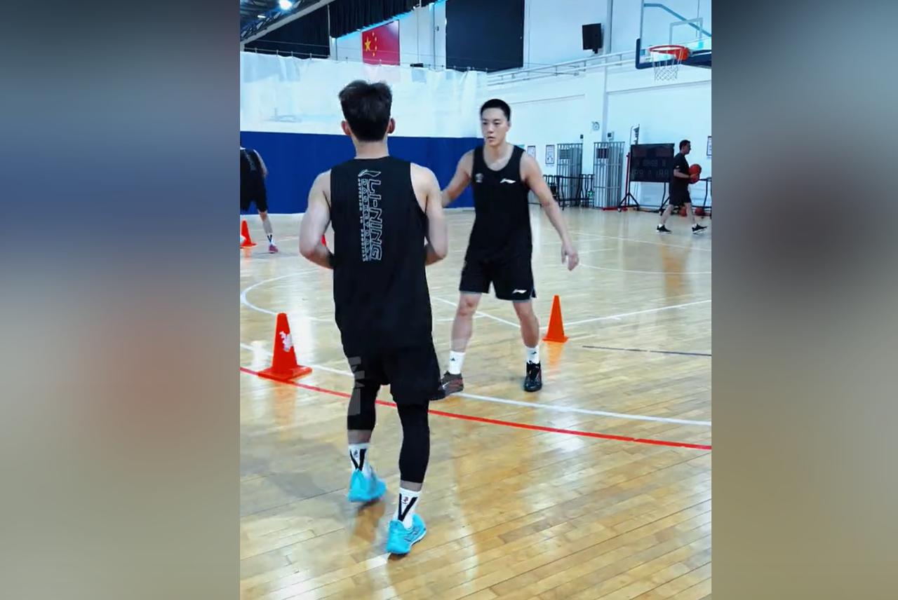 胡明轩明智选择！7月31日下午，广东男篮官方社媒更新了一段球队训练视频，胡明