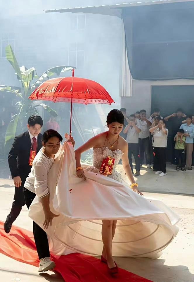 新娘子穿得这么随便啊