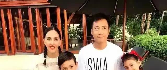 刘烨女儿法国近照曝光，这就直接变美女了？可要比哥哥精致多了