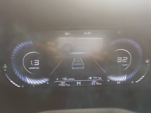 十个月开的最低油耗原来一直在5.3左右，上次胎压报警灯亮了，充好气后还是亮，电