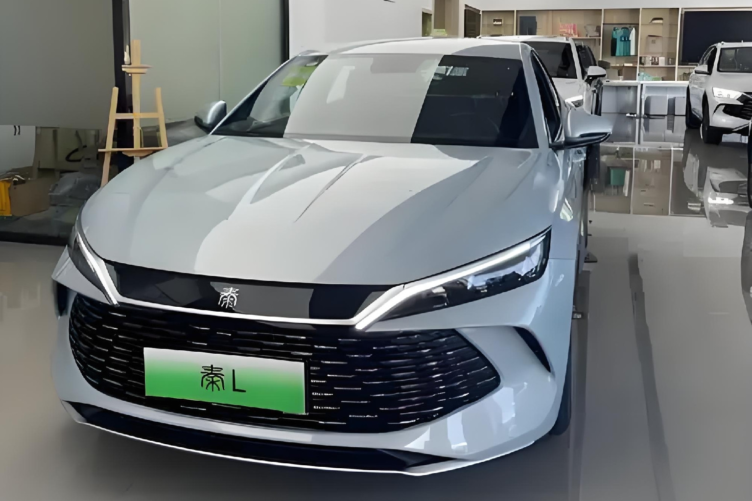 比亚迪卖爆的秦L，说停就停产了。干这行15年，头一回见厂家把自家功勋车型直接砍掉，理由还是「别内耗」