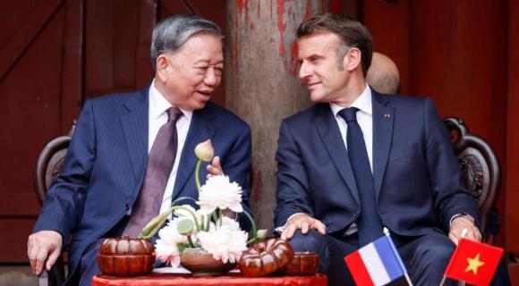 这就是典型的墙头草！越南一直希望中国帮助他们建高铁，但一直以缺钱为由，说白了就是