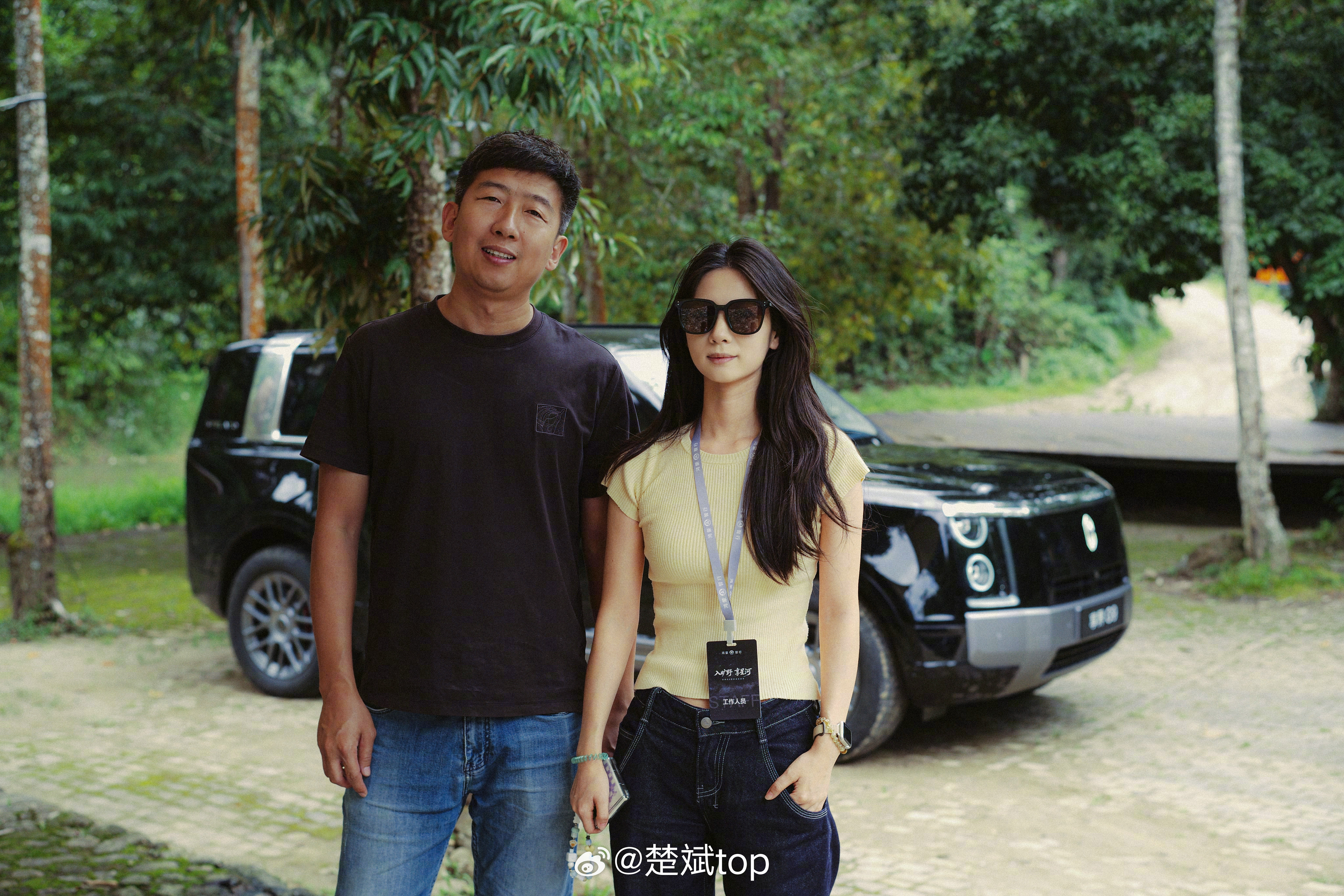 开豪华越野车出来玩，身边还是得有两个漂亮小姐姐更有面子，要是开的还是享...